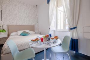 Un dormitorio con una cama y una mesa con comida encima. en I Canestrari, en Nápoles