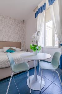 Un dormitorio con una cama y una mesa y sillas. en I Canestrari, en Nápoles