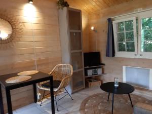 ein Wohnzimmer mit einem Tisch, Stühlen und einem TV in der Unterkunft reiger in Appelscha