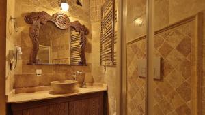 uma casa de banho com um lavatório e um espelho em Cappadocia Cave Land Hotel em Goreme