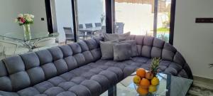 salon z fioletową kanapą i szklanym stołem w obiekcie VILLA VERAMAR w mieście Finestrat