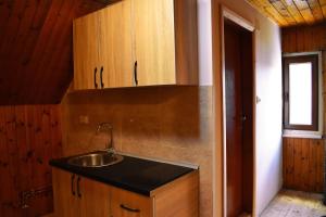 Kuchyňa alebo kuchynka v ubytovaní Srna Chalet - Rooms