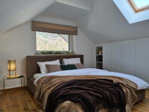 um quarto com uma cama grande e uma janela em Apartament Royal Szczyrk em Szczyrk