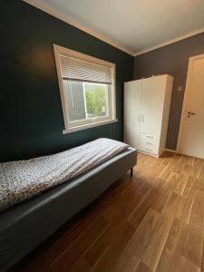 En eller flere senger på et rom på Stor sentral leilighet i hjertet av Åndalsnes