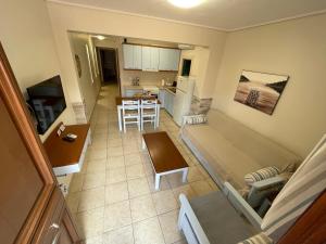 vista aerea su una cucina e un soggiorno di Spetses Center Comfy Apartment a Spetses