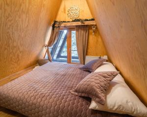 Postel nebo postele na pokoji v ubytování Forest House Stella - A frame cabin