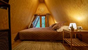 Postel nebo postele na pokoji v ubytování Forest House Stella - A frame cabin