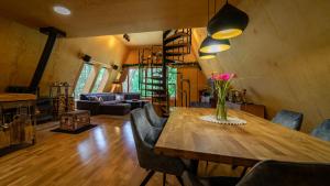 Posezení v ubytování Forest House Stella - A frame cabin