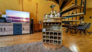 TV a/nebo společenská místnost v ubytování Forest House Stella - A frame cabin