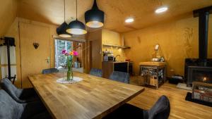 Posezení v ubytování Forest House Stella - A frame cabin