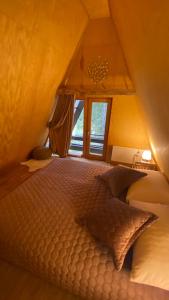 Postel nebo postele na pokoji v ubytování Forest House Stella - A frame cabin