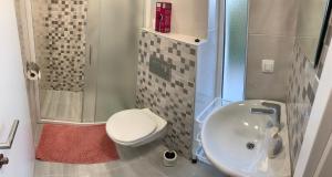 Phòng tắm tại Legacy apartment with jacuzzi