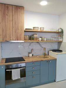 A kitchen or kitchenette at Apartman Dora