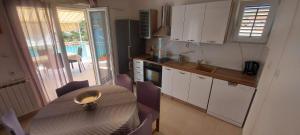 Kuchyň nebo kuchyňský kout v ubytování Apartment Grubišić