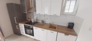 Kuchyň nebo kuchyňský kout v ubytování Apartment Grubišić