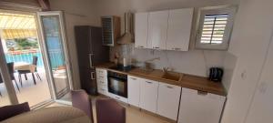 Kuchyň nebo kuchyňský kout v ubytování Apartment Grubišić