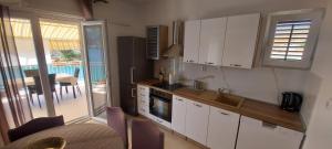 Kuchyň nebo kuchyňský kout v ubytování Apartment Grubišić