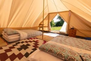 Remote Cabin & 3 Giant Tents Retreatにあるベッド