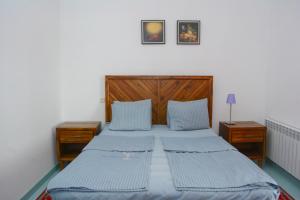 een slaapkamer met 2 bedden en 2 nachtkastjes bij Old Bridge B&B in Jechegnadzor