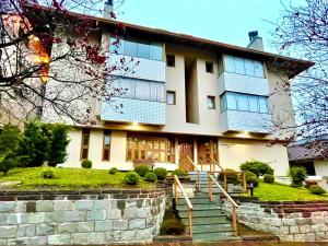 uma casa grande com escadas em frente em Locflat Mirante 211 Centro Gramado em Gramado