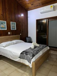 1 dormitorio con 1 cama grande en una habitación en Viva Sai, en San Andrés