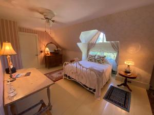 Tempat tidur dalam kamar di Victorian by the Sea