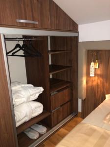een kamer met een kast met handdoeken en een bed bij Jovanovic in Mrčevac