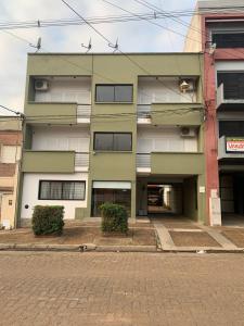 un edificio en una calle junto a una calle de ladrillo en Fenix 2 en Colón