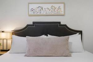 Кровать или кровати в номере Wonderful 2-Bedroom Apt near Restaurants - Hubbard 4