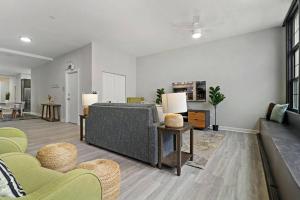 ein Wohnzimmer mit einem grauen Sofa und Stühlen in der Unterkunft Wonderful 2BR Apartment close to Restaurants- Hubbard 4 in Chicago