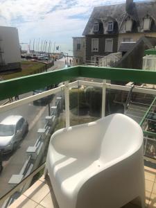 a bath tub on a balcony with a car on a street at Les Bains de Wimereux in Wimereux