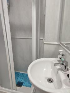 A bathroom at Apartamentos Oscar Még 31 kép