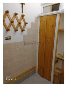 Łazienka z prysznicem i drewnianymi drzwiami w obiekcie La Casetta Bianca Vicino Mare w mieście Vibo Marina