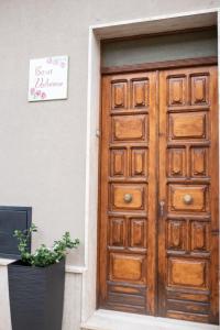 drewniane drzwi na boku budynku w obiekcie Casa Valeriana w mieście Sava