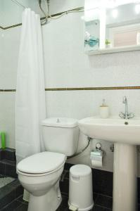 AvíaにあるMinimal Sea Houseのトイレと洗面台付きのバスルーム +21枚の写真