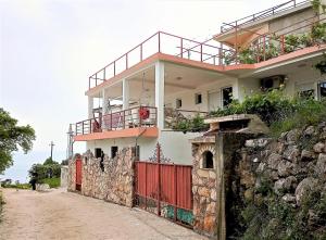 Το κτήριο όπου στεγάζεται  το διαμέρισμα