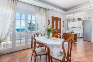 Η κουζίνα ή μικρή κουζίνα στο Akrothea Villa Skopelos