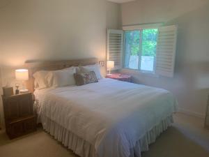 um quarto com uma grande cama branca e uma janela em SV Wildflower Condo 3 Bed 3 Bath w SV INN pool access- No PETS! em Sun Valley