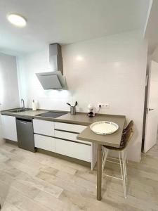 A kitchen or kitchenette at Piso Azonaicas Centro Tendillas