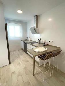 A kitchen or kitchenette at Piso Azonaicas Centro Tendillas