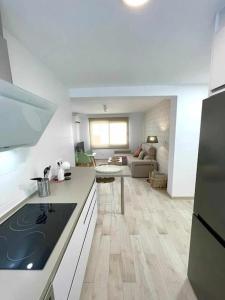 A kitchen or kitchenette at Piso Azonaicas Centro Tendillas