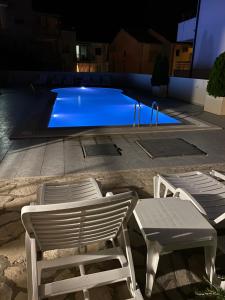 Zdjęcie z galerii obiektu Deluxe Pool Apartment 3 w Petrovacu na Moru