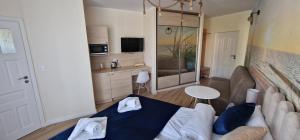 salon z kanapą i stołem w obiekcie Apartamenty Hexagon nr 11 w Grzybowie