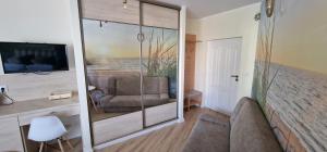 Telewizja i/lub zestaw kina domowego w obiekcie Apartamenty Hexagon nr 11