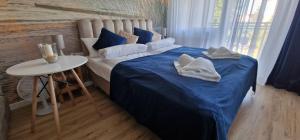 Łóżko lub łóżka w pokoju w obiekcie Apartamenty Hexagon nr 11