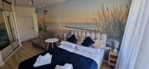 salon z kanapą i obrazem na ścianie w obiekcie Apartamenty Hexagon nr 11 w Grzybowie