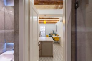 una cocina con fregadero y encimera en The Glen Residences, en Senglea 29 fotos más