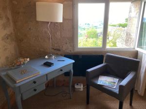 a desk with a chair and a lamp and a desk with a chair sidx sidx at Le Prieuré de Saint Pierre in Saint-Pey-de-Castets