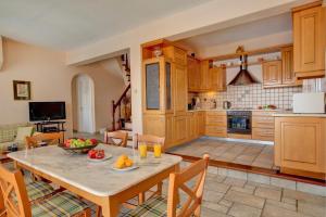 A kitchen or kitchenette at Villa Kerasia House by Villa Plus