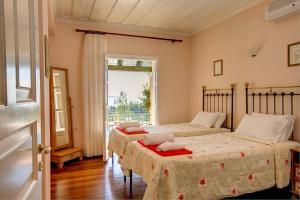 A bed or beds in a room at Villa Kerasia House by Villa Plus Még 21 kép